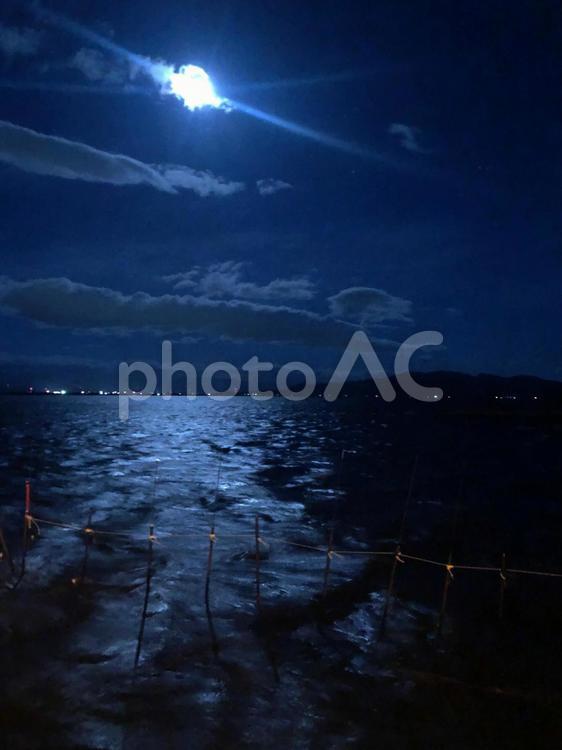 夜の海と月 夜,海,幻想的の写真素材