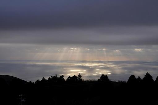 海に降り注ぐ光 海に降り注ぐ光の写真