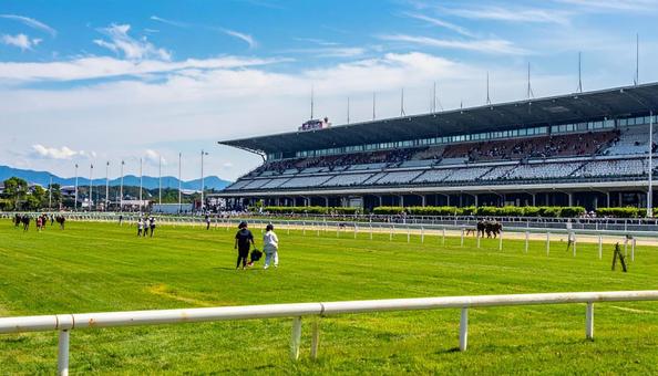 晴れた日のレースがない競馬場 晴れた日のレースがない競馬場の写真