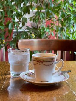 テーブルの上のおしゃれなティーカップ テーブルの上のおしゃれなティーカップ コーヒー,喫茶店,カフェの写真素材