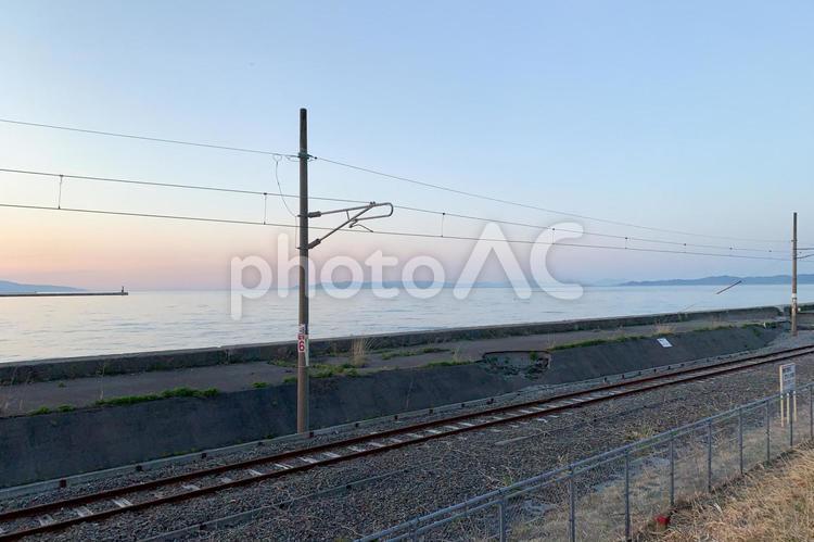 青森駅　夕焼けの終着線路 田舎の風景,美しい風景,オレンジ色の空の写真素材