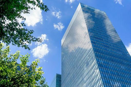 陽射しと雲が反射する都会の高層ビル 陽射しと雲が反射する都会の高層ビル オフィスビル,高層ビル,都市風景の写真素材