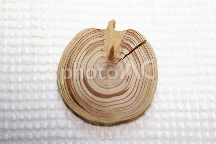 間伐材断面素材1 りんご？ 間伐材断面,りんご形,木工の写真素材