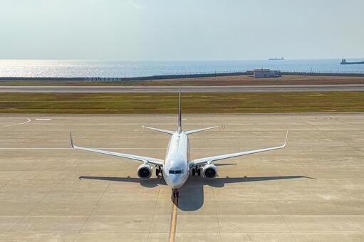 神戸空港に到着する飛行機 神戸空港,飛行機,空の写真素材