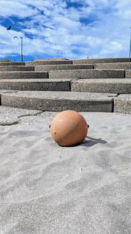 夏の砂浜、丸い浮きと青空 夏の砂浜、丸い浮きと青空 砂浜,浮き,海の写真素材