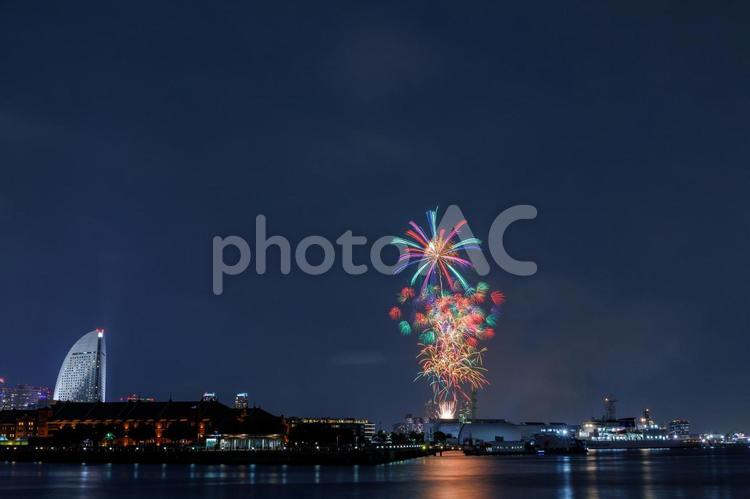 夜空に咲く色とりどりのスターマイン 花火,打ち上げ花火,花火大会の写真素材