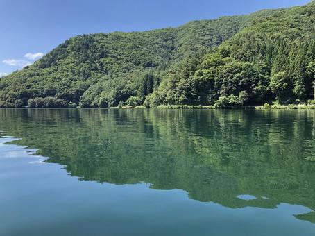 水上から見る湖面と空 中綱湖 水上から見る湖面と空 中綱湖 水上,湖面,水面の写真素材