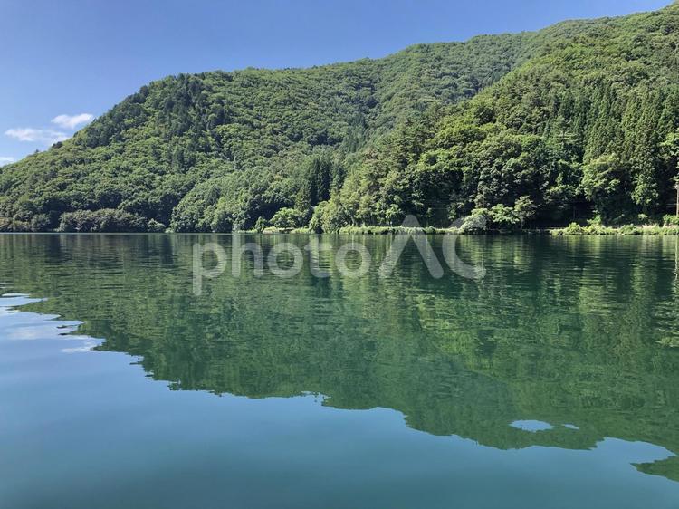 水上から見る湖面と空　中綱湖 水上,湖面,水面の写真素材