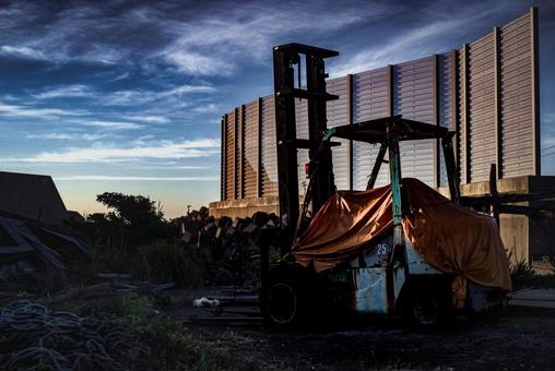 <Material> Abandoned heavy machinery at a fishing port in the dark at dawn, landscape, forklift, heavy equipment, JPG