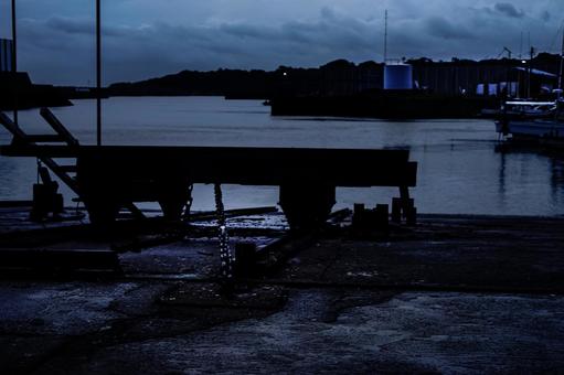 <素材>夏の夜明けの漁港と漁船の風景 <素材>夏の夜明けの漁港と漁船の風景の写真
