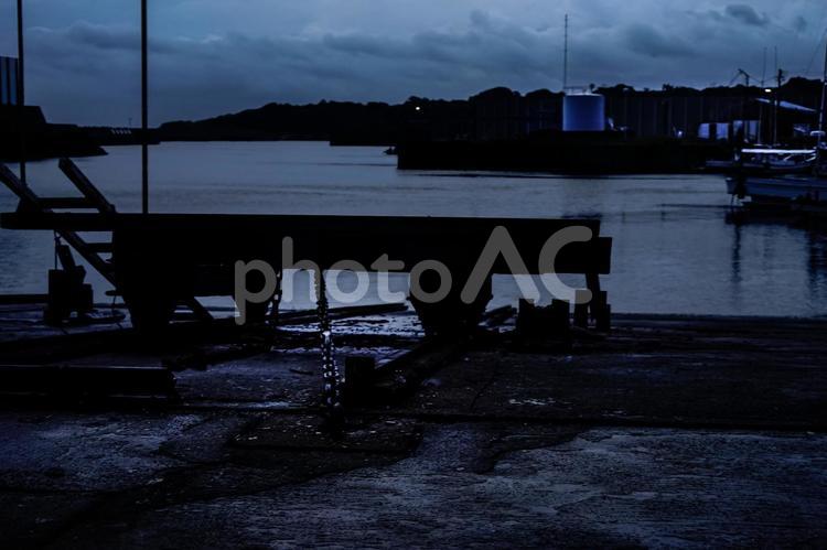 ＜素材＞夏の夜明けの漁港と漁船の風景 風景,漁業,漁港の写真素材