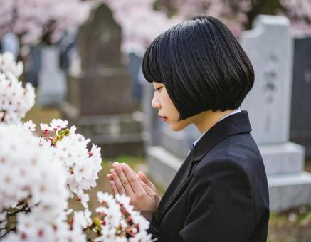 墓参りをする女性 墓参りをする女性の写真