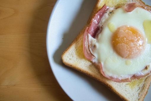 朝ごはんにピザトーストとベーコンエッグ 朝ごはんにピザトーストとベーコンエッグ 朝食,モーニング,食パンの写真素材