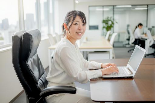 爽やかなビジネスウーマン 爽やかなビジネスウーマン オフィス,ビジネスウーマン,女性の写真素材