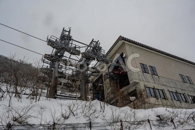 谷川岳への道のり 谷川岳ベースプラザ,ロープウェイ,雪の写真素材