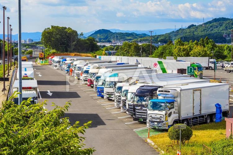 サービスエリアに停車するトラックの風景 トラック,サービスエリア,パーキングの写真素材