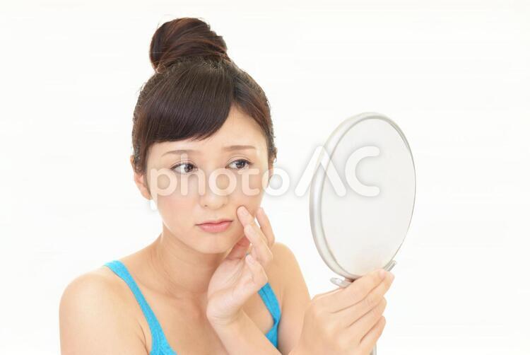 顔のしわを気にする女性 女性,女,エステの写真素材