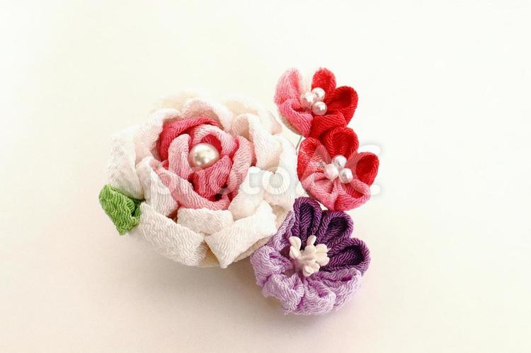 ハンドメイド　つまみ細工の花 つまみ細工,丸つまみ,和の写真素材