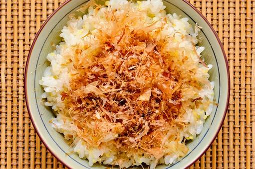 敷物の上のねこまんま(関東風) 敷物の上のねこまんま(関東風)の写真