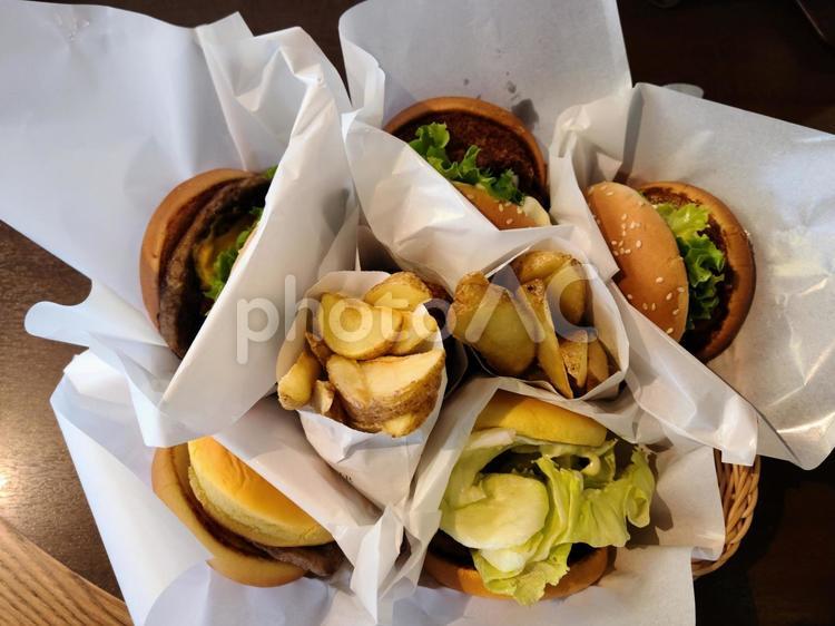 たくさんのバーガーとポテト ハンバーガー,ポテト,フライドポテトの写真素材