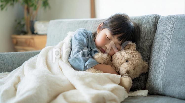 ソファーでお昼寝する女の子 昼寝,子ども,幼児の写真素材