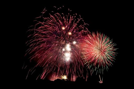 夏の夜空を彩る花火大会の打ち上げ花火 夏の夜空を彩る花火大会の打ち上げ花火 花火,打ち上げ花火,打上花火の写真素材