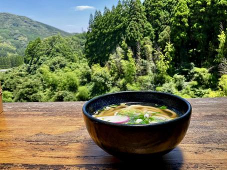 大自然の中で絶景うどん 素,うどん,やわめんの写真素材