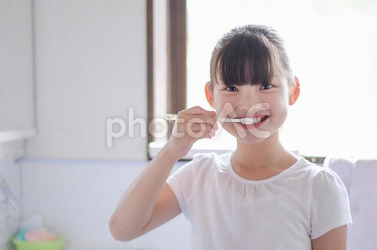 歯磨きをする子供 子供,歯磨き,笑顔の写真素材