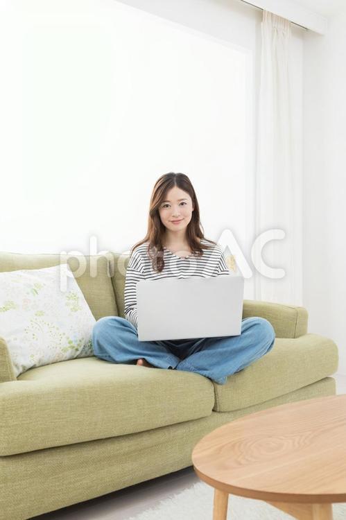 ノートパソコンを使う女性 ノートパソコン,検索,調べるの写真素材