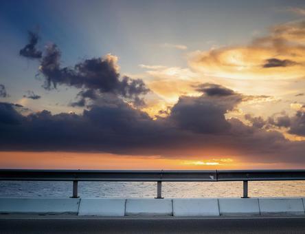 夕暮れ時の海とガードレール 夕暮れ時の海とガードレールの写真