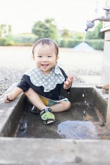 水で遊ぶ男の子 水で遊ぶ男の子の写真