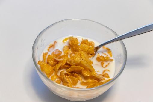 牛乳に浸したコーンフレーク コーンフレーク,牛乳,スプーンの写真素材