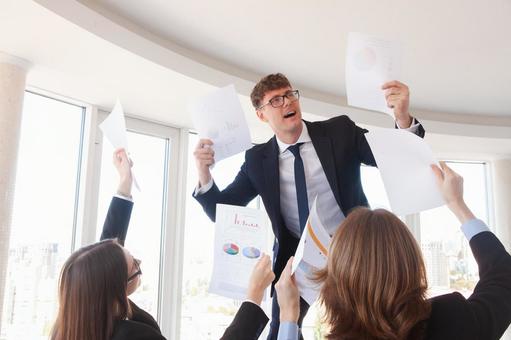 男性に書類を見せようとしている2人 男性,男女,外国人の写真素材