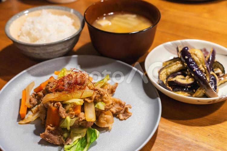 豚肉と野菜炒め、白ご飯と味噌汁付き 家庭料理,定食,晩ご飯の写真素材
