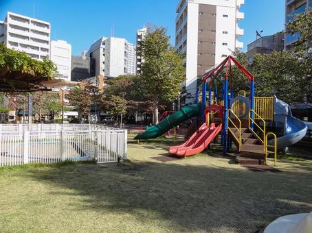飯倉公園の滑り台と砂場 飯倉公園の滑り台と砂場の写真