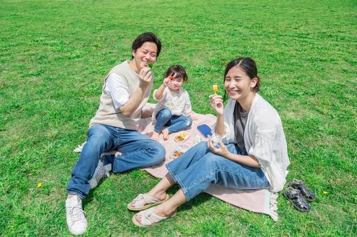 公園でランチ 公園でランチ 人物,家族,女性の写真素材