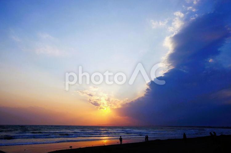 湘南・沈む夕日 湘南,鵠沼海岸,海の写真素材