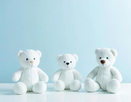 白い三匹のくまのぬいぐるみ 白い三匹のくまのぬいぐるみの写真