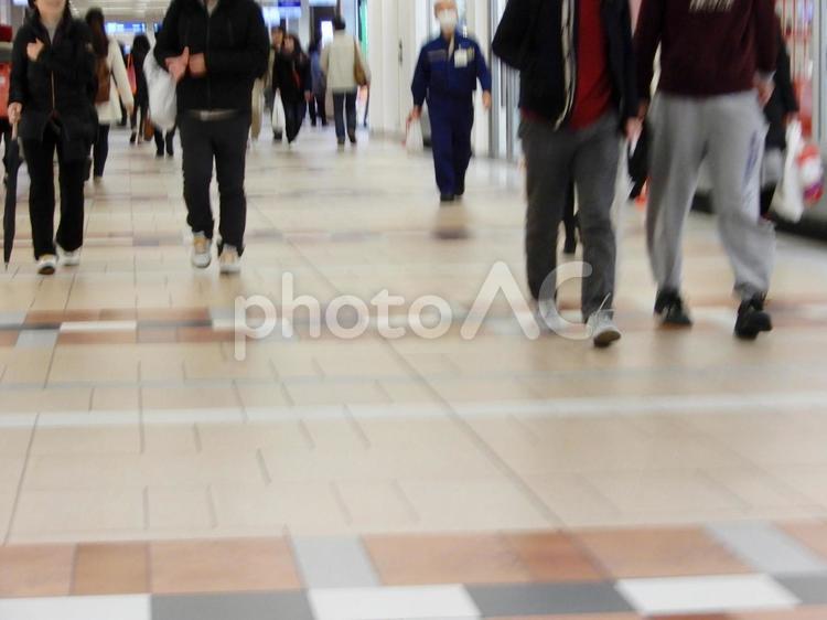地下街を歩く人々（ぶれ） 地下街,人々,人の写真素材