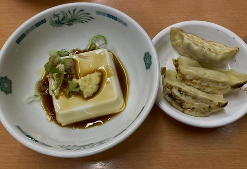 冷奴 餃子 冷奴 餃子の写真