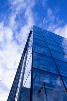 ガラスのビルと雲 雲,ビル,ビル群の写真素材