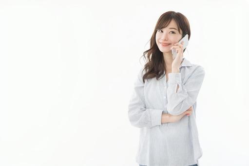 若い女性 スマートフォン 話す 若い女性 スマートフォン 話すの写真