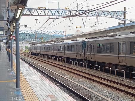 京都駅停車中の普通列車 京都駅停車中の普通列車 鉄道,jr,jr西日本の写真素材
