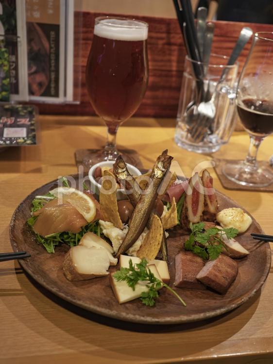 スモーキーな香り広がる、バーの夜 クラフトビール,燻製おつまみ,おつまみプレートの写真素材