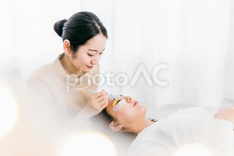まつ毛パーマをする女性とアイリスト まつ毛,パーマ,アイリストの写真素材