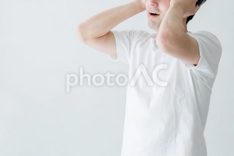 ショックをうける男性 ショック,ミス,トラブルの写真素材