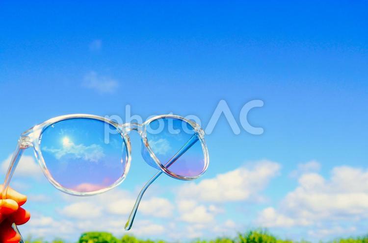 夏空と雲とグラデーションのあるサングラス 保護,紫外線,サングラスの写真素材