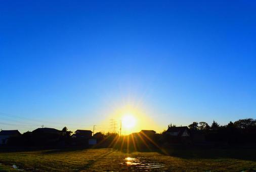 沈む夕陽を眺めて。 夕陽,太陽,夕空の写真素材
