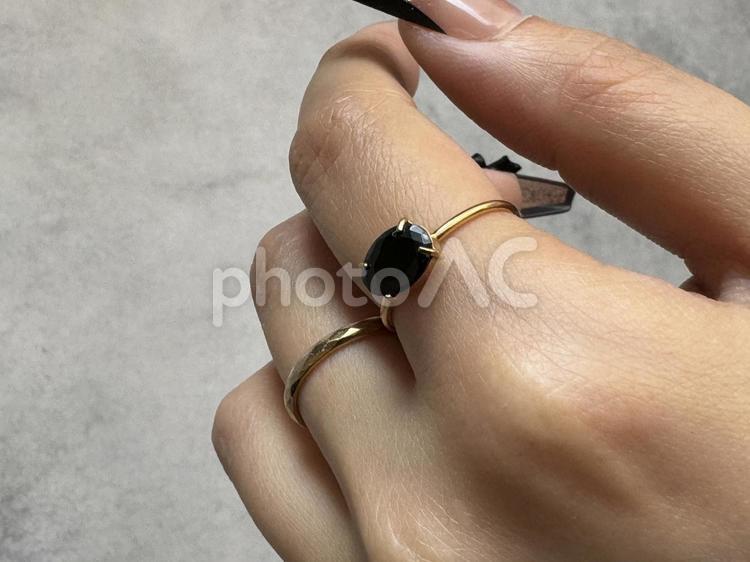 黒い石の指輪 アクセサリー,贈り物,手の写真素材