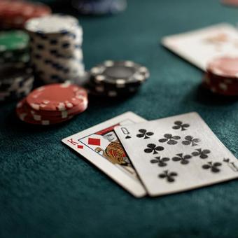 テーブル上のポーカーハンドとカジノチップ テーブル上のポーカーハンドとカジノチップの写真